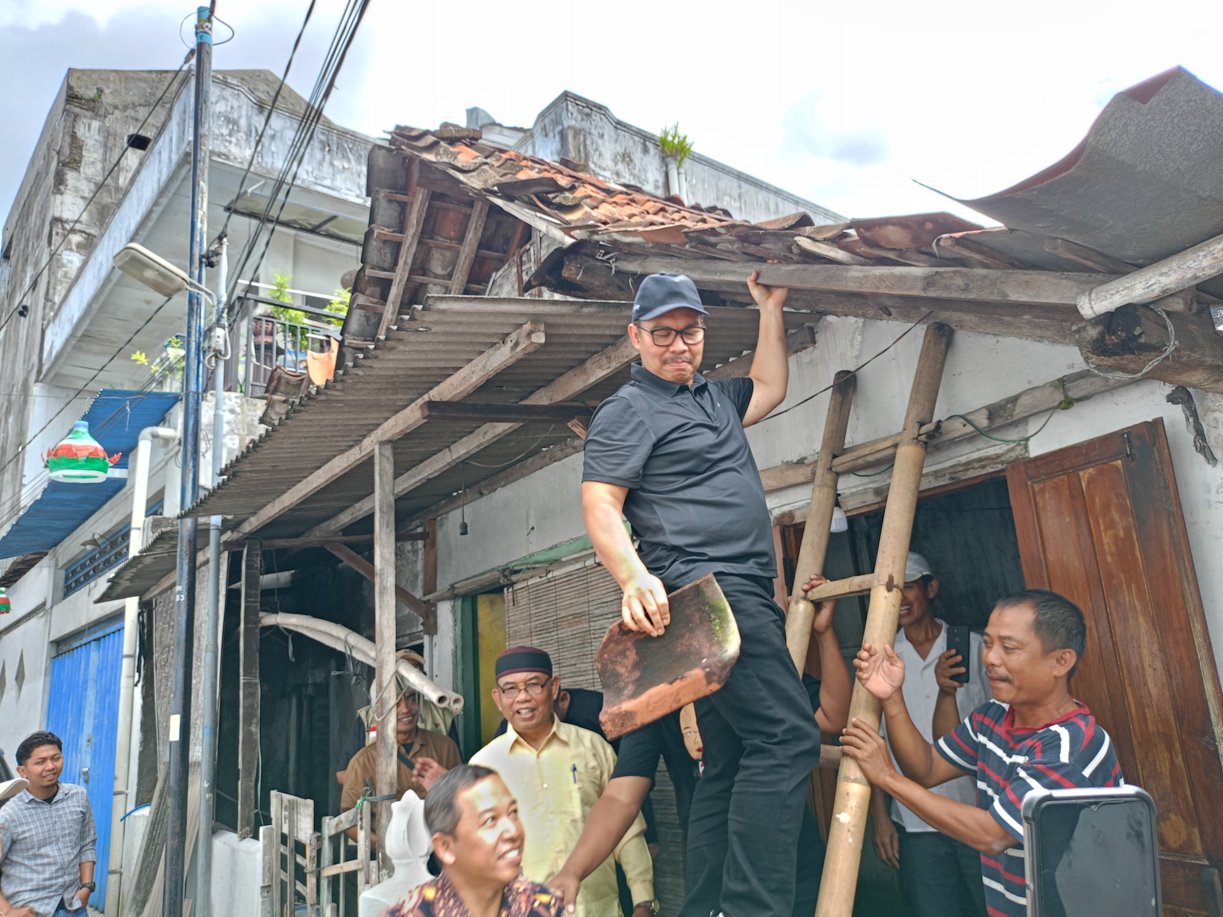 IKUT BANTU: Wali Kota Jogja terpilih Hasto Wardoyo saat ikut membantu program rehabilitasi RTLH di kemantren Wirobrajan, Minggu (12/1/2025).  (Istimewa)