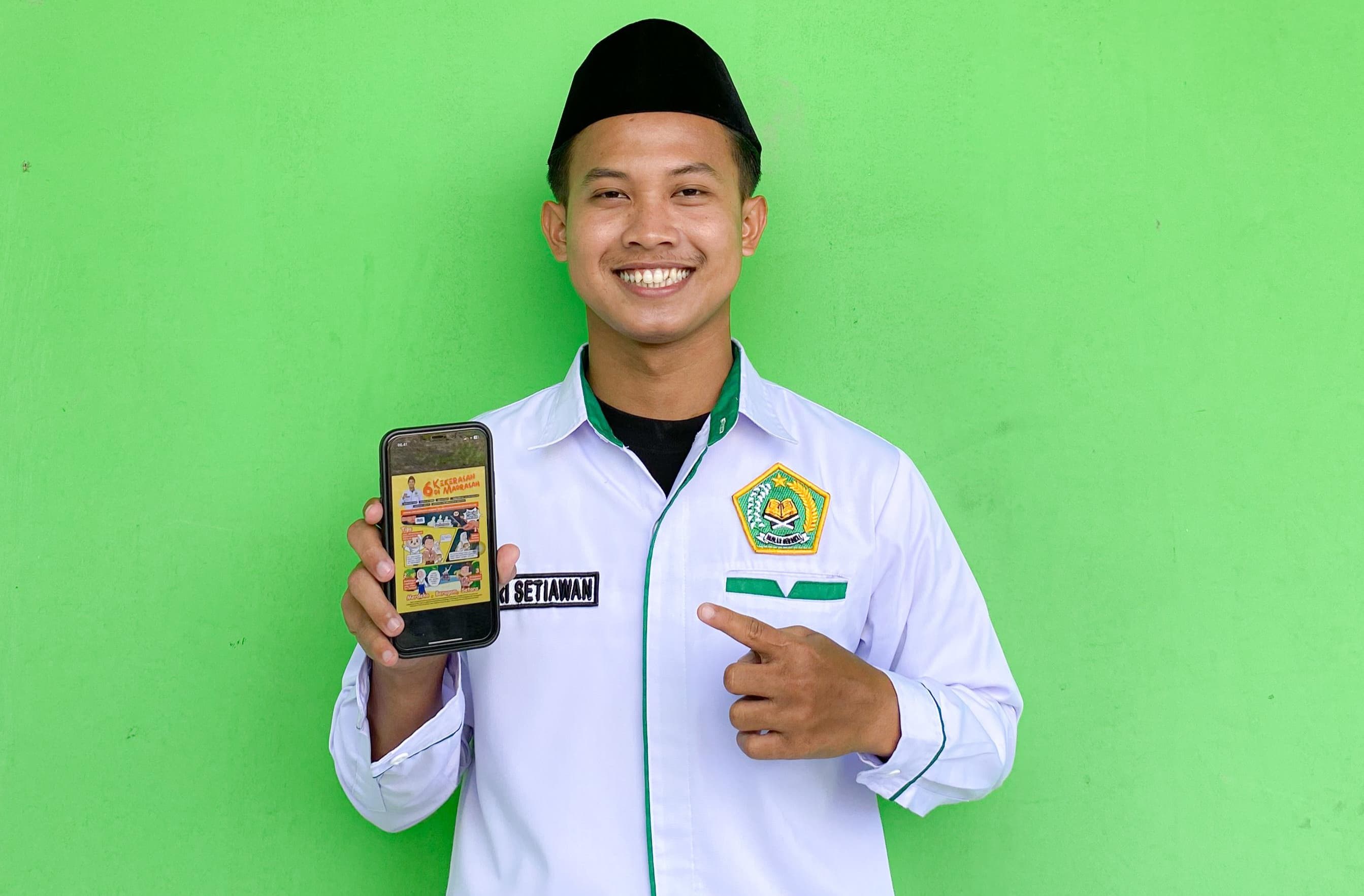Wakil Kepala Kesiswaan Madamusba Jefri&nbsp;Ajiz Setiawan, menunjukkan poster pemenang Juara 1 Lomba Poster Nasional yang mengangkat isu kekerasan di madrasah pada Senin (13/1/2025)