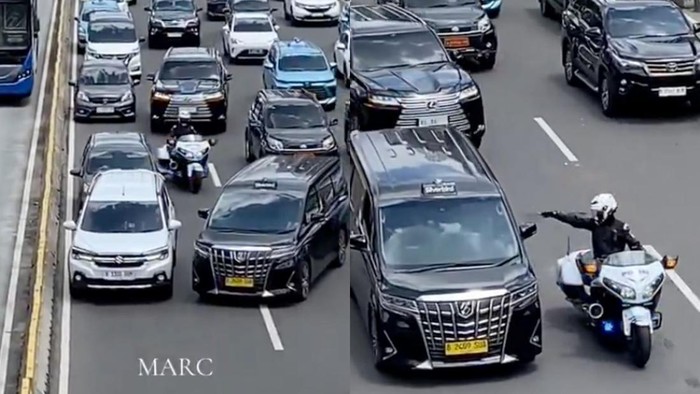 Patwal RI-36 bertindak arogan  menunjuk-nunjuk sopir taksi Alphard.