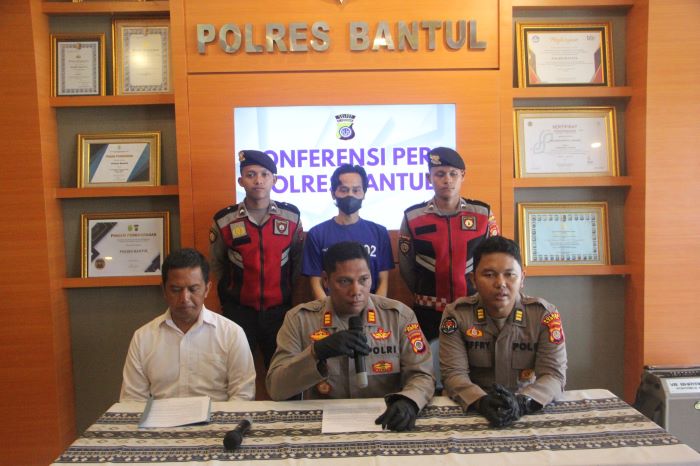Pelaku dan barang bukti pencurian sepeda motor di Stadion Sultan Agung (SSA) Bantul dihadirkan dalam jumpa pers di Mapolres Bantul, Senin (13/1/2025).