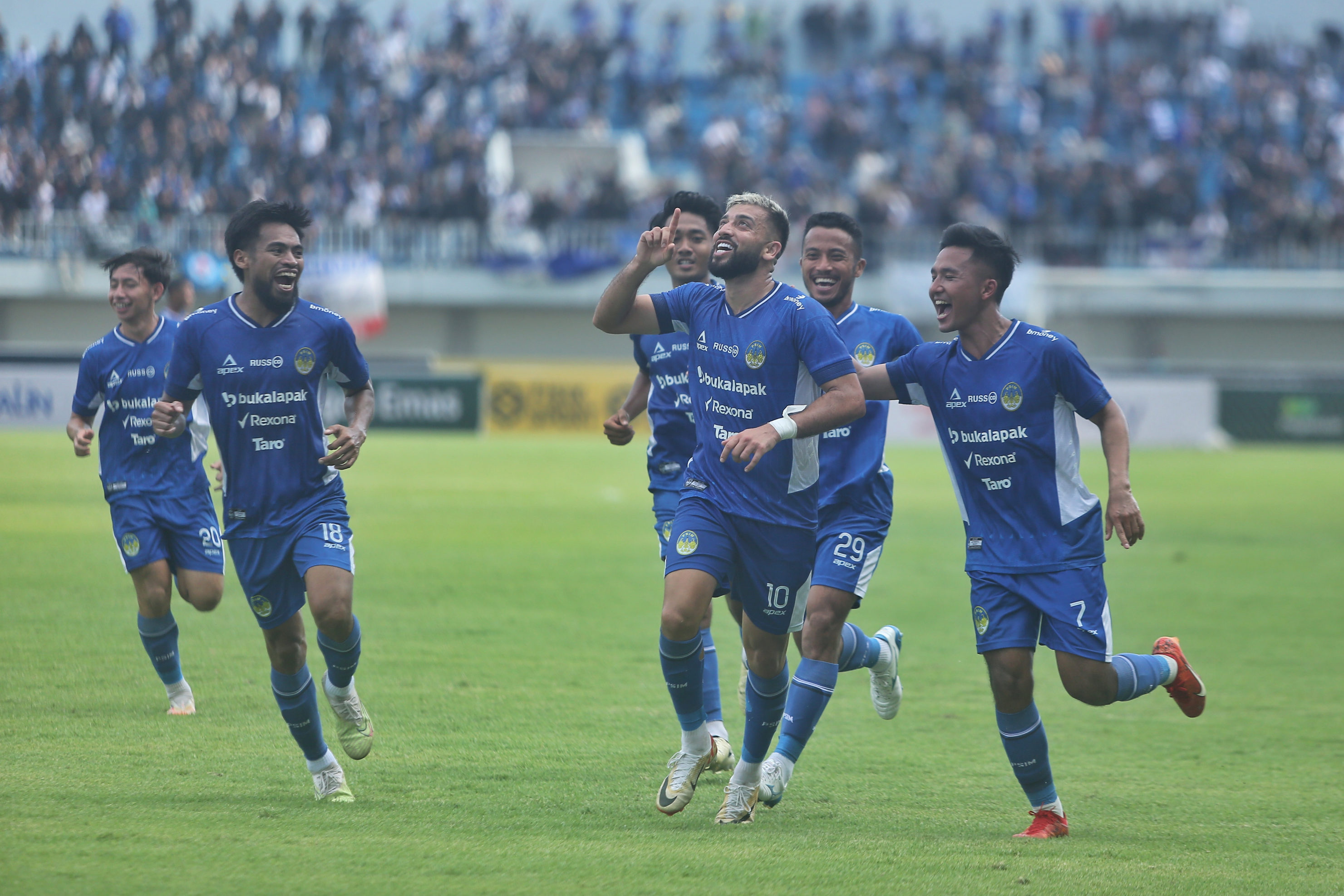 Para pemain PSIM Jogja merayakan gol Omid Popalzay ke gawang Persiku Kudus di Stadion Mandala Krida, Sabtu (11/1).