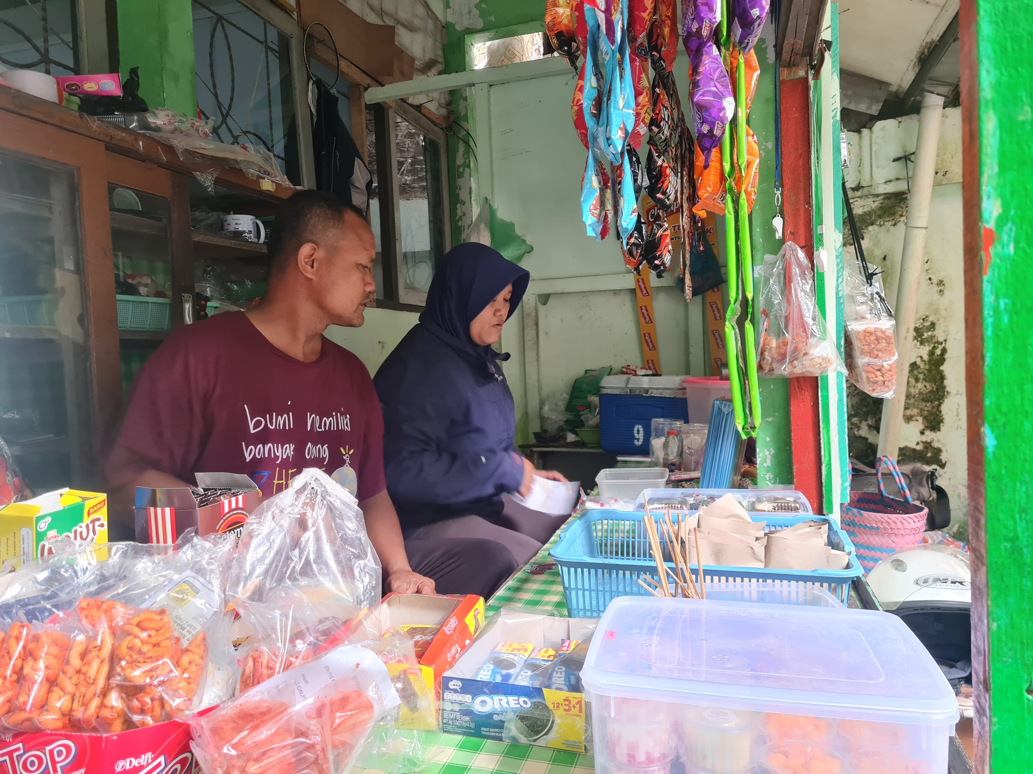 BERKURANG: Persediaan jajanan di kantin SDN Jurangombo 4 semakin sedikit. Bahkan, omzetnya berkurang setelah bergulirnya program MBG.