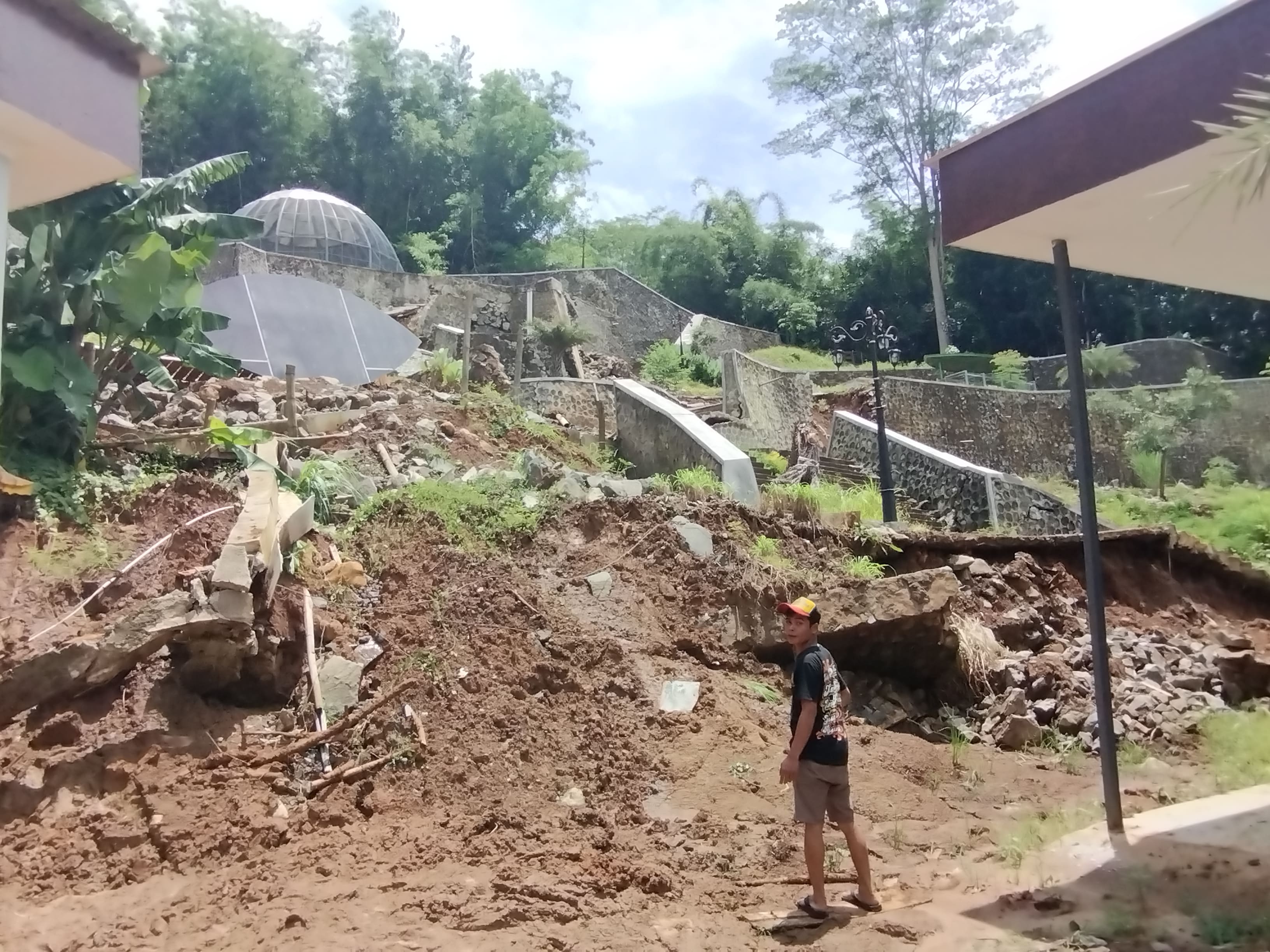 Kondisi longsor proyek Mini Zoo Purworejo yang terletak di Jalan Purworejo-Magelang, Kelurahan Keseneng, Kecamatan/Kabupaten Purworejo, Selasa (14/1).&nbsp;