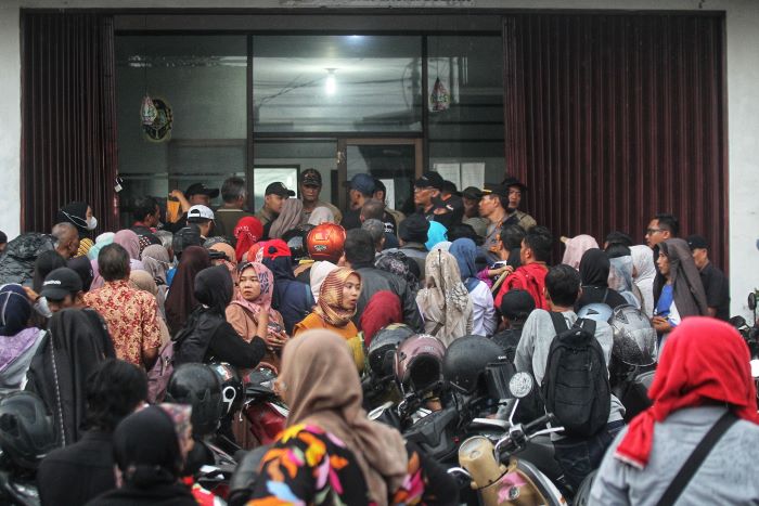 Ratusan pedagang Teras Malioboro 2 mendatangi Kantor UPT Pengelolaan Kawasan Cagar Budaya Kota Jogja untuk mengikuti pengundian terakhir lapak Teras Malioboro Beskalan dan Ketandan Selasa (14/1/2025)