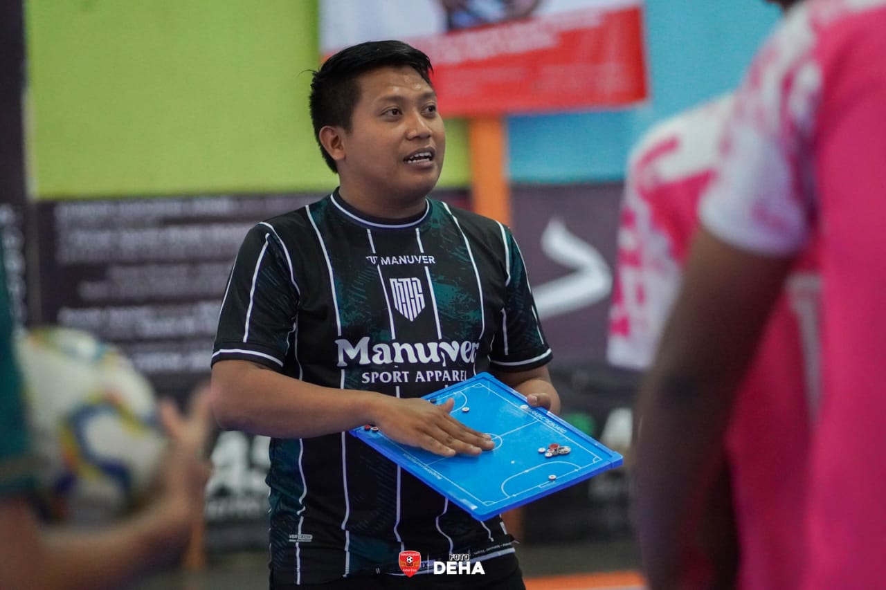 SPORTIF: Anggota DPRD Kota Jogja Mu&rsquo;adz Abdurrozaq Anshorulloh saat aktif melatih tim futsal.  (DOKUMENTASI PRIBADI MU&rsquo;ADZ ABDURROZAQ ANSHORULLOH)