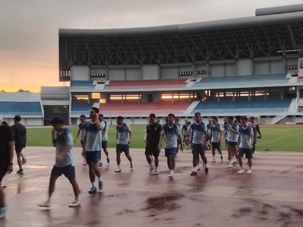 ENJOY: &nbsp;Para pemain PSIM Jogja saat berlatih di Stadion Mandala Krida, Jogja, Selasa (14/1) sore.