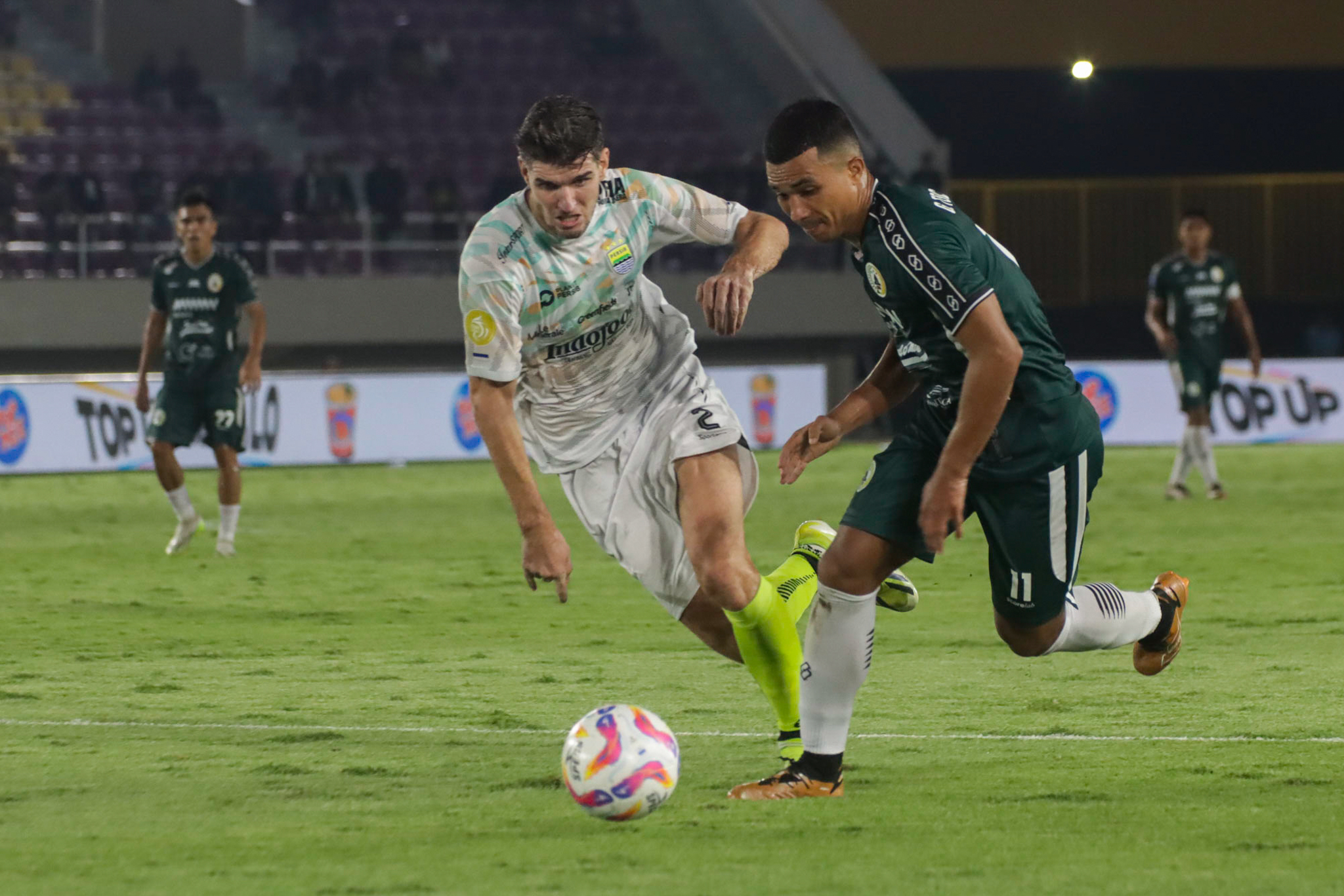 Gustavo Tocantins (kanan) saat PSS Sleman menghadapi Persib Bandung di Stadion Manahan Solo.