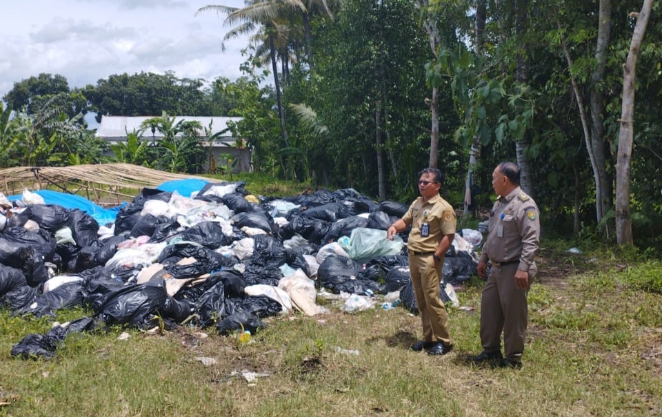 Pihak DLHP dan Satpol PP Purworejo saat meninjau lokasi pembuangan sampah ilegal di Desa Geparang, Purwodadi, Purworejo pada Senin (13/1).
