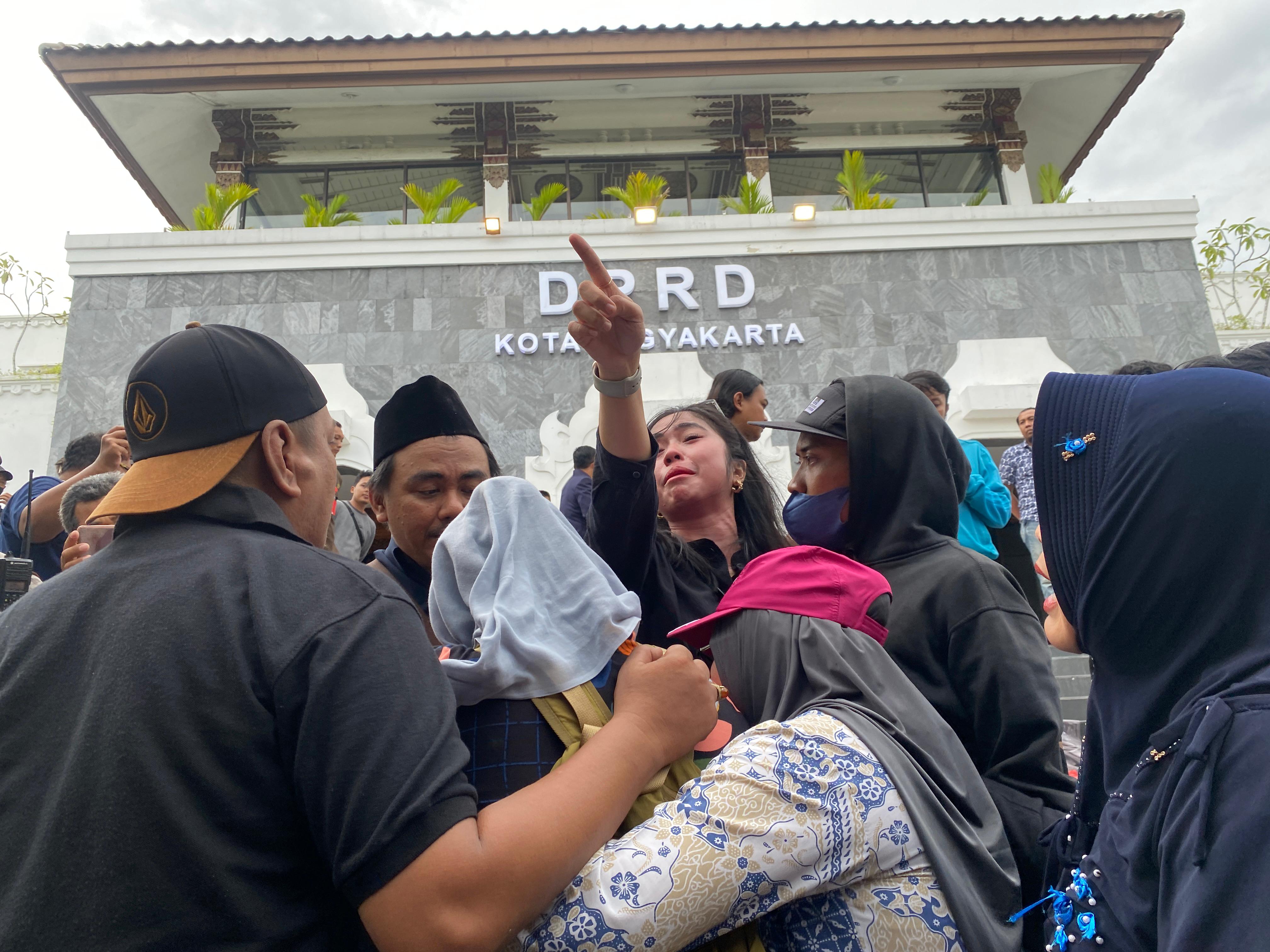 Aksi terakhir pedagang TM 2 yang tergabung dalam Paguyuban Tri Dharma di Gedung DPRD Kota Jogja Selasa (14/1/2025).
