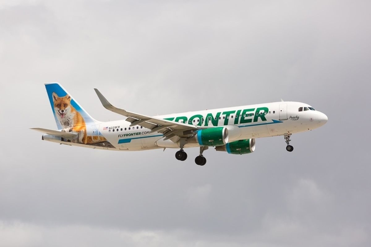 gambar pesawat Airbus A320 milik maskapai penerbangan Frontier Airlines.