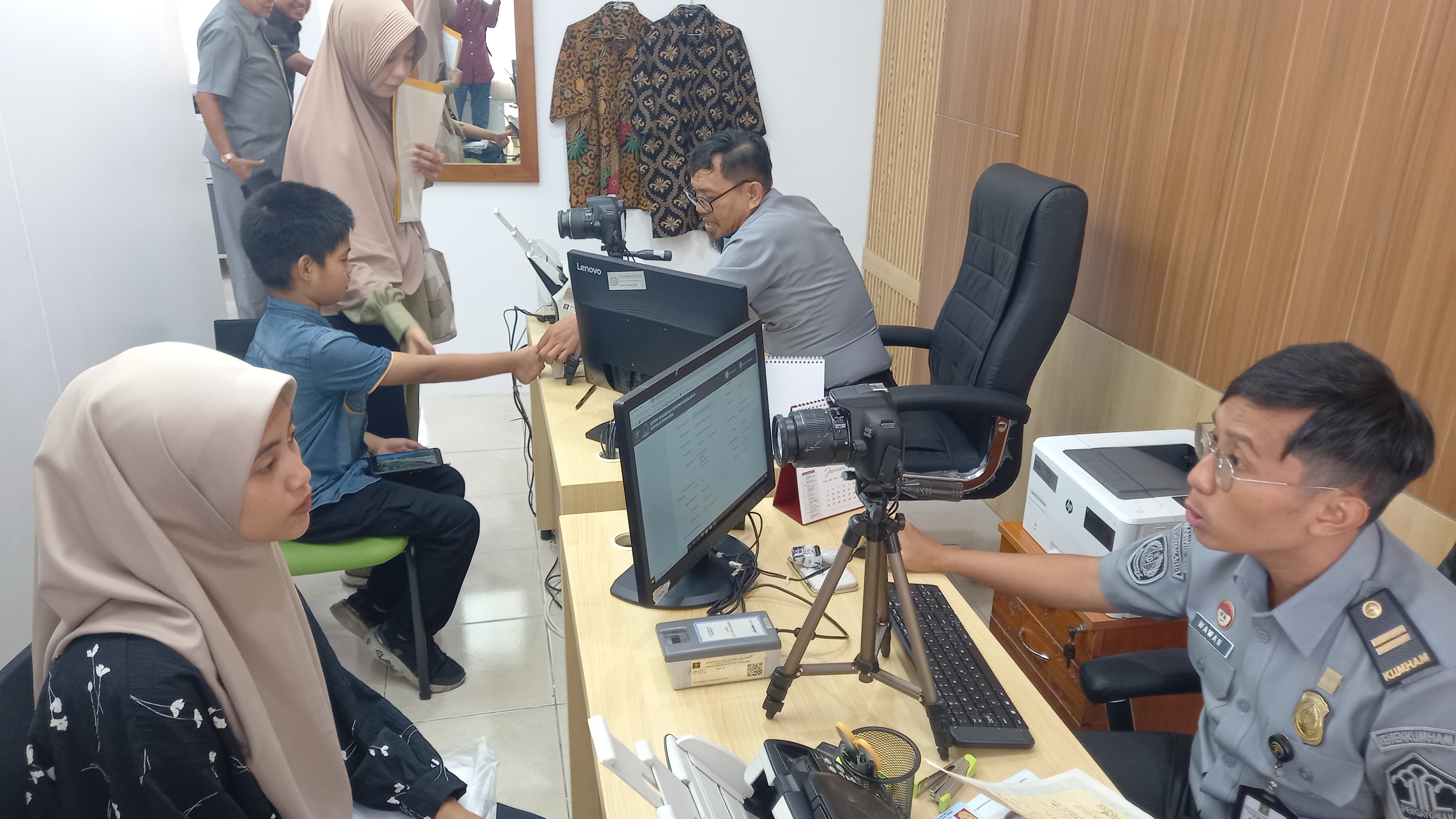 Layanan paspor yang dibuka hari pertama di MPP Bantul sudah dimanfaatkan sejumlah warganya.&nbsp;