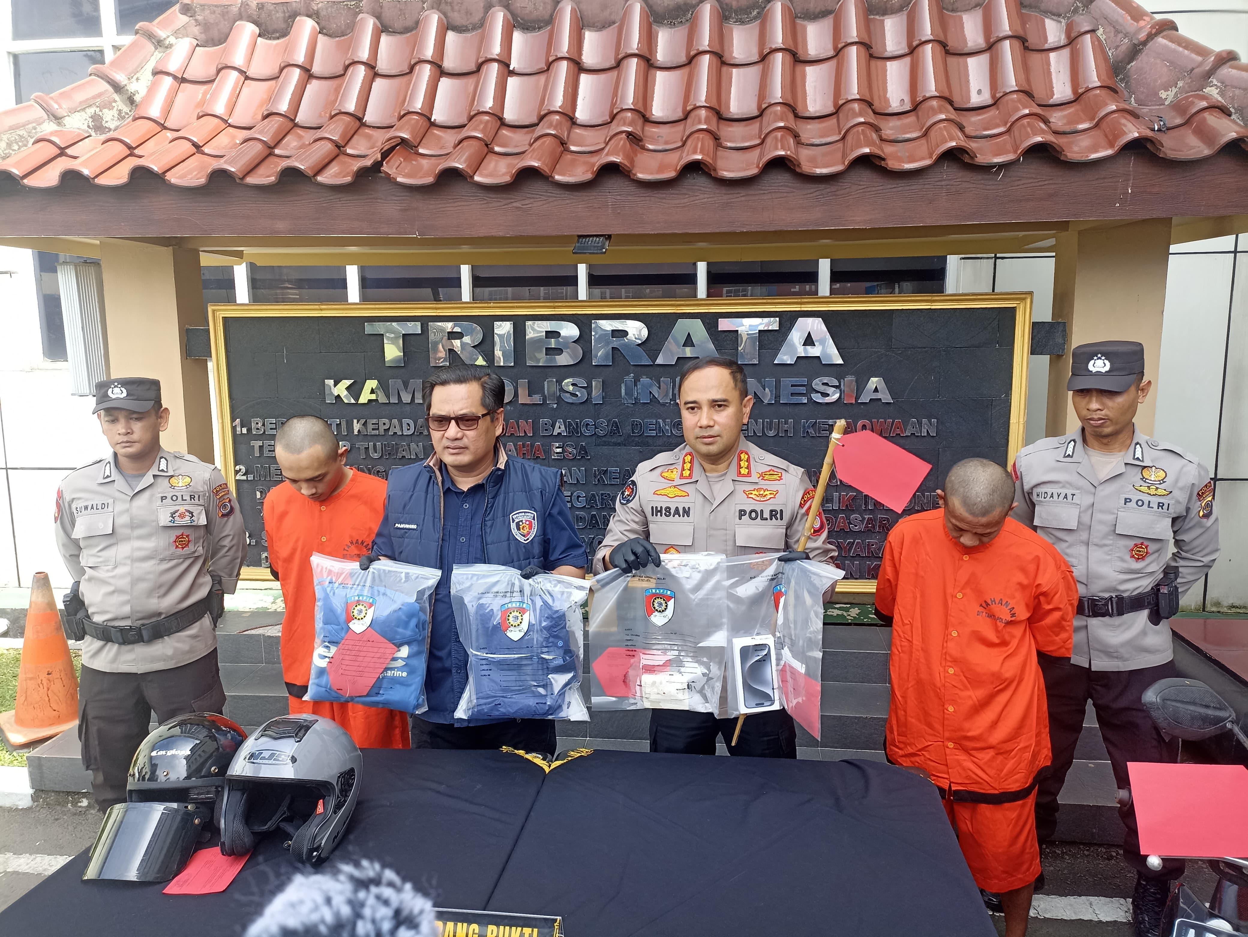 Wadir Reskrimum Polda DIY AKBP Tri Panungko (ketiga dari kiri) dan Kabid Humas Polda DIY Kombes Pol Ihsan (ketiga dari kanan) menunjukkan barang bukti kasus pencurian dengan kekerasan saat jumpa pers