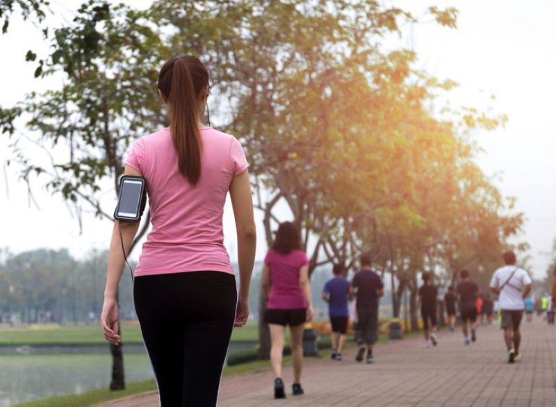 Brisk Walking, jalan dengan kecepatan di atas normal yang sangat bermanfaat untuk kesehatan fisik dan mental.