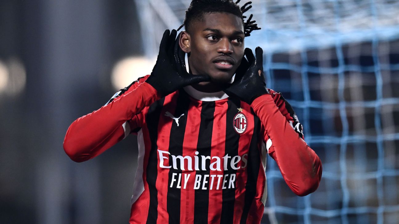 Selebrasi Rafael Leao usai mencetak gol kemenangan comeback AC MIlan atas Como 1907