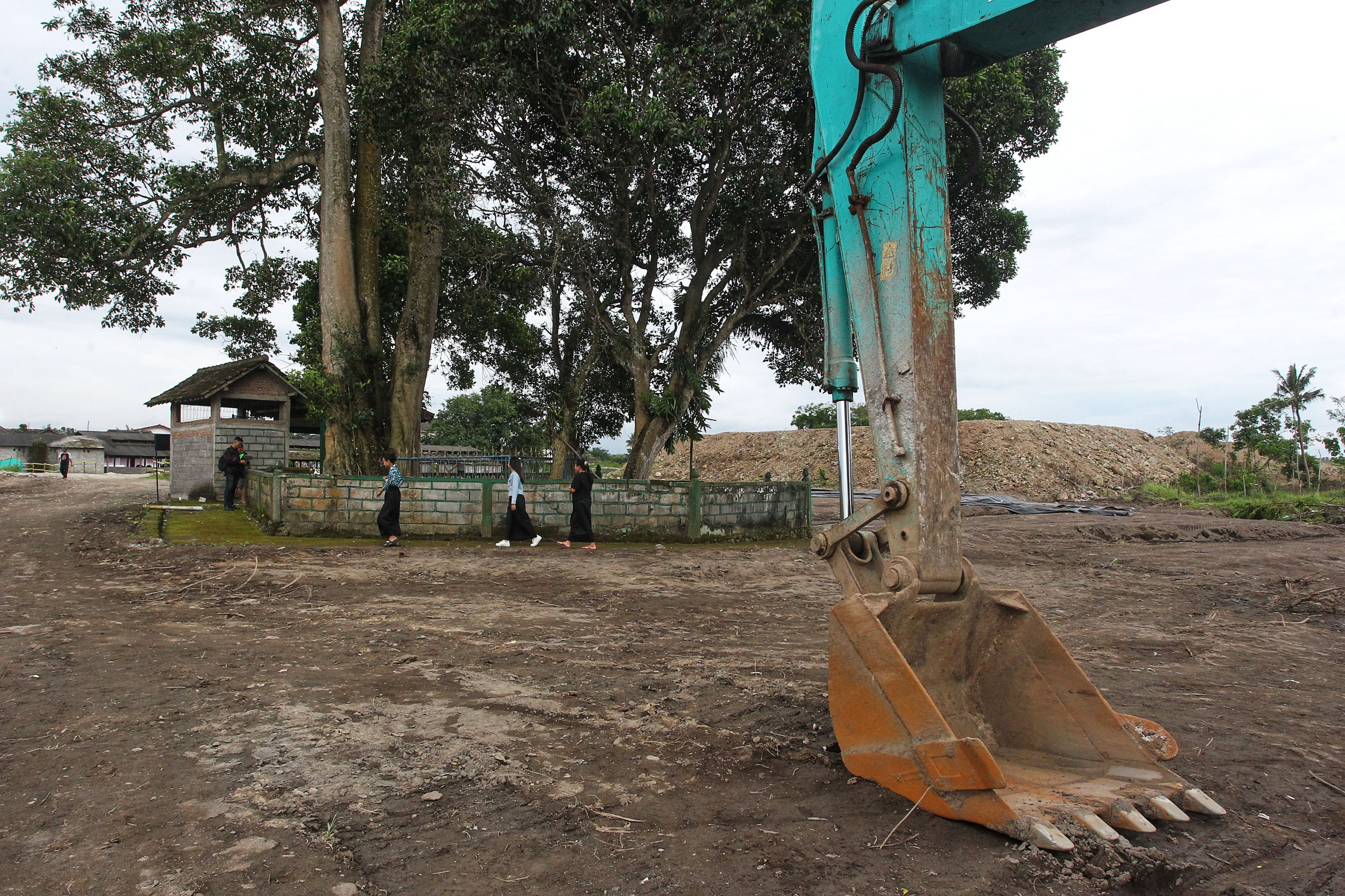 Warga melintas di dekat area makam Kyai Kromo Ijoyo atau Mbah Celeng di Padukuhan Ketingan, Tlogoadi, Mlati, Sleman, kemarin (15/1). Makam Mbah Celeng akan dipindah ke lokasi baru pada hari ini karena