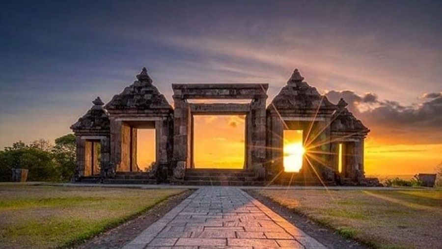 Candi Ratu Boko menawarkan pemandangan yang memukau.
