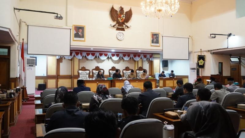 PENGSUSULAN: Anggota DPRD membahas pengusulan pengesahan Cabup Cwabup Terpilih.&nbsp;