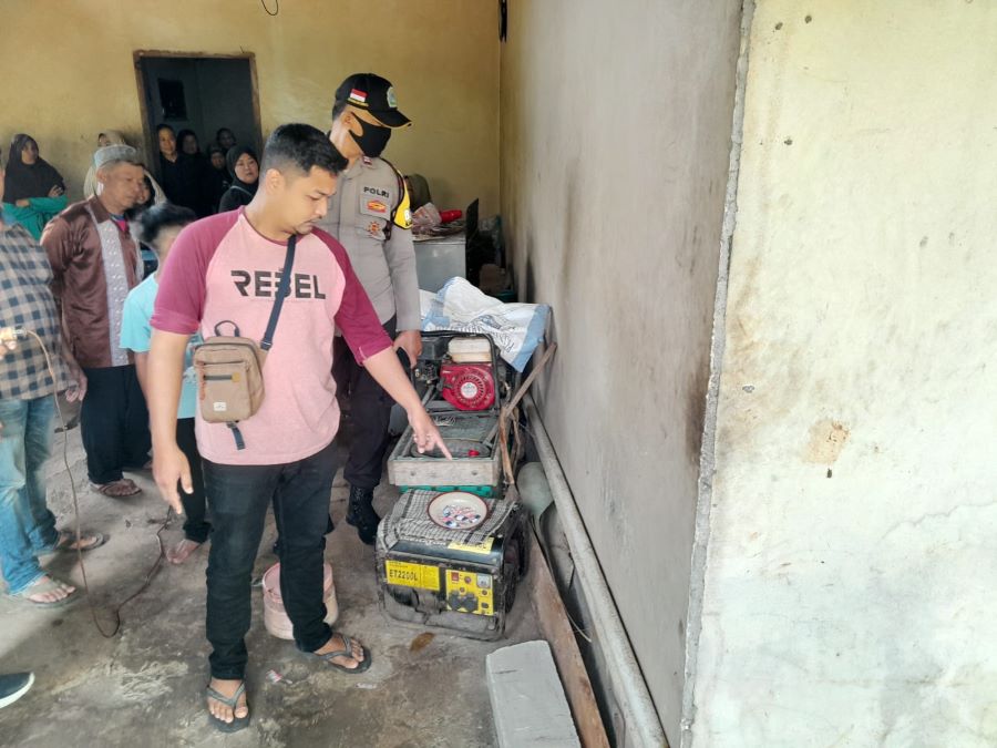 Kepolisian melakukan olah tkp penemuan jasad lansia kesetrum di Kalurahan Pilangrejo, Kapanewon Nglipar, Gunungkidul.