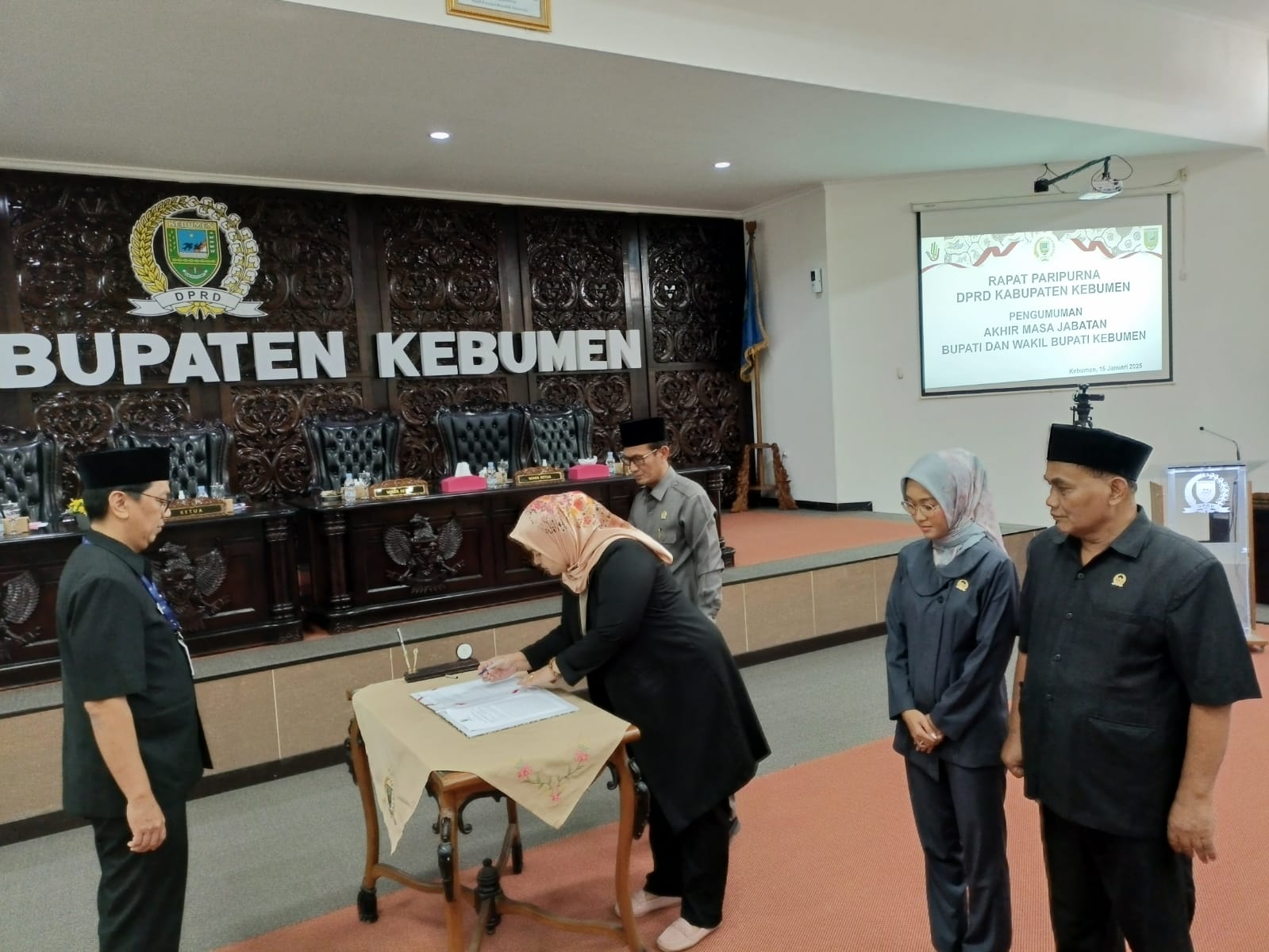 Pimpinan DPRD Kebumen menandatangani berita acara rapat paripurna dengan agenda pengumuman masa akhir jabatan Bupati dan Wakil Bupati Kebumen, Rabu (15/1).