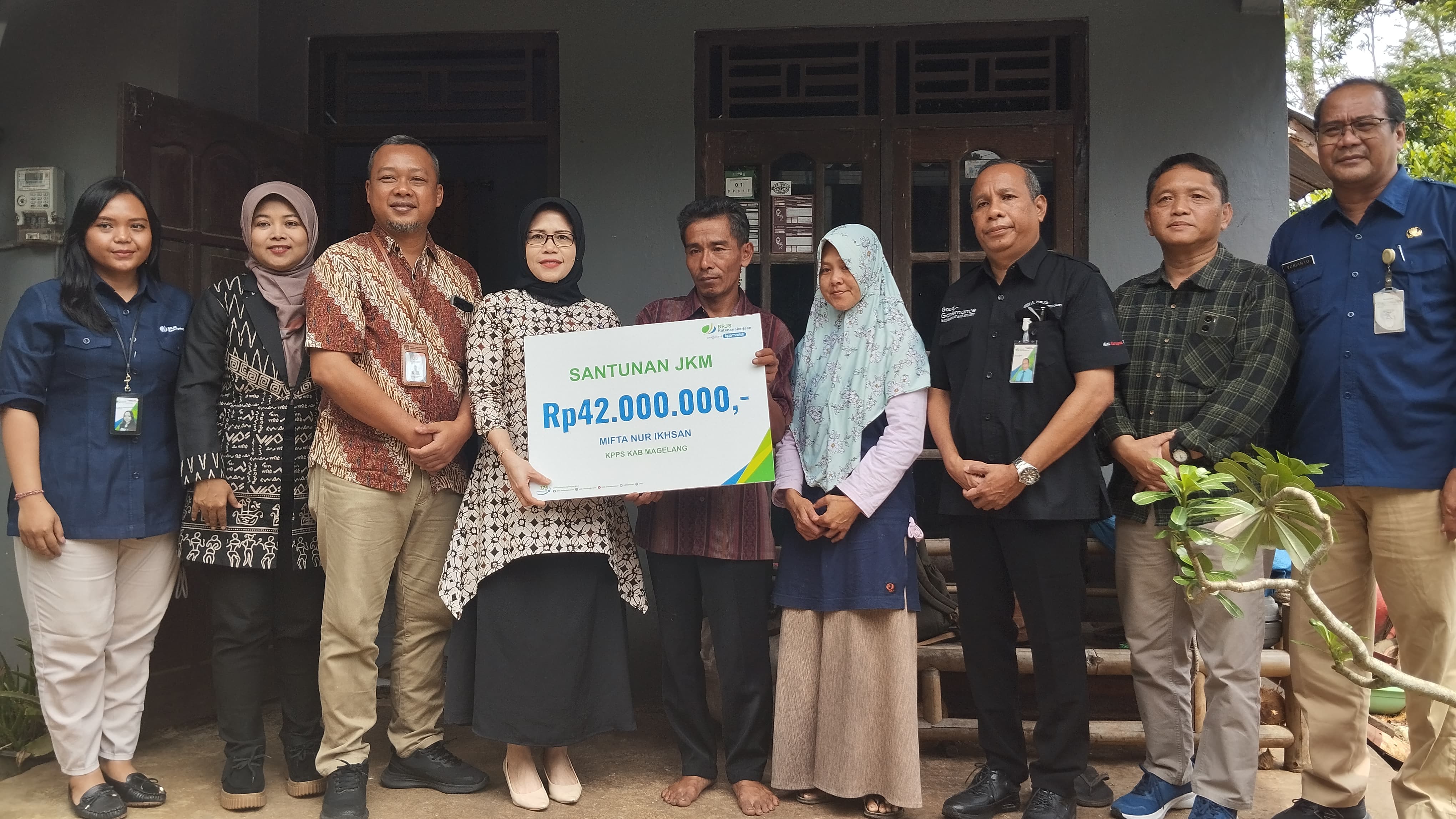 SIMBOLIS: KPU bersama BPJS Ketenagakerjaan Cabang Magelang saat memberikan santunan kematian kepada orang tua anggota KPPS yang telah meninggal, Selasa (14/1).