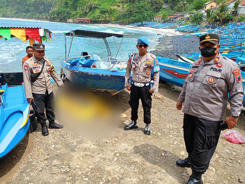 MAYAT MISTERIUS : Polisi bersama warga berhasil mengavakuasi mayat pria tanpa identitas yang ditemukan di perairan Pantai Menganti, rabu (15/1)