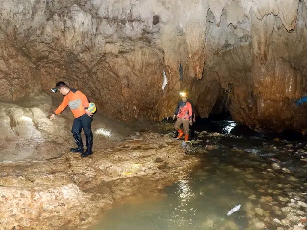 MENANTANG : Tim BPBD Kebumen menyusuri sungai bawah tanah untuk mencari tahu penyebab banjir di Desa Argopeni dan Karangduwur, Kecamatan Ayah.