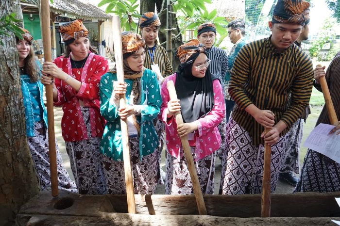 ANTUSIAS: Mahasiswa internasioal dari UniKL MICET bersama mahasiswa dari UMBY saat belajar budaya Jawa.