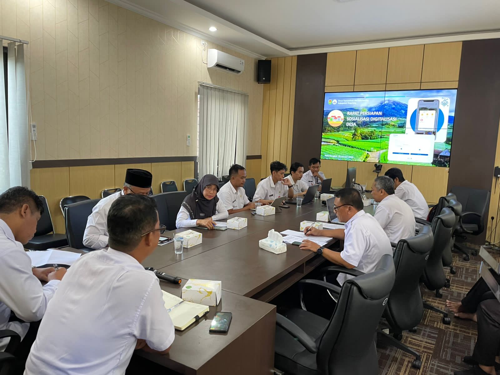KOORDINASI: Diskominfo Kabupaten Magelang menggelar rapat persiapan sosialisasi digitalisasi desa di Smart Meeting Room, Rabu (15/1).&nbsp;  &nbsp;