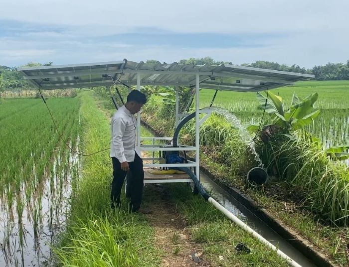 Pompa air tenaga surya mobile milik Desa Krandegan, Bayan, Purworejo saat beroperasi untuk mengaliri sawah warga pada Rabu (15/1/2025).