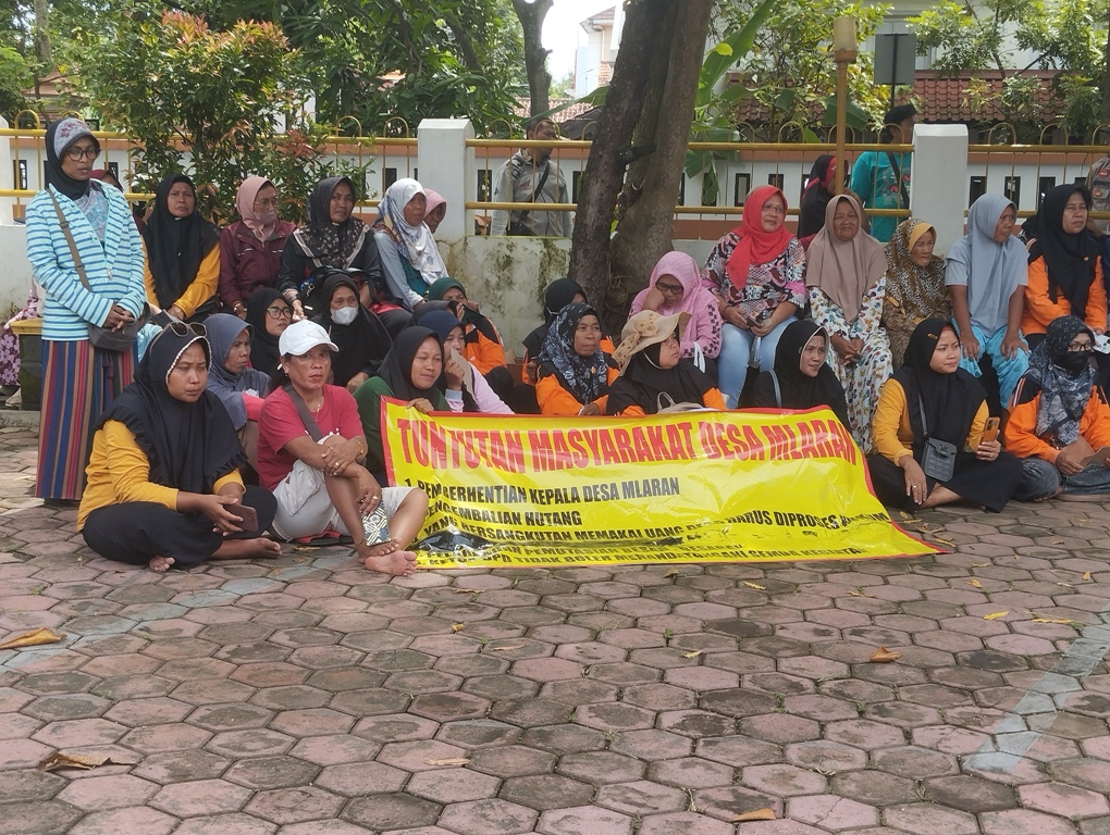 ASPIRASI: Warga Mlaran, Gebang, Purworejo ramai-ramai mendatangi Inspektorat Daerah Purworejo, kemarin (15/1). Kedatangan mereka menuntut pununtasan kasus penyelewengan keuangan desa oleh kades.