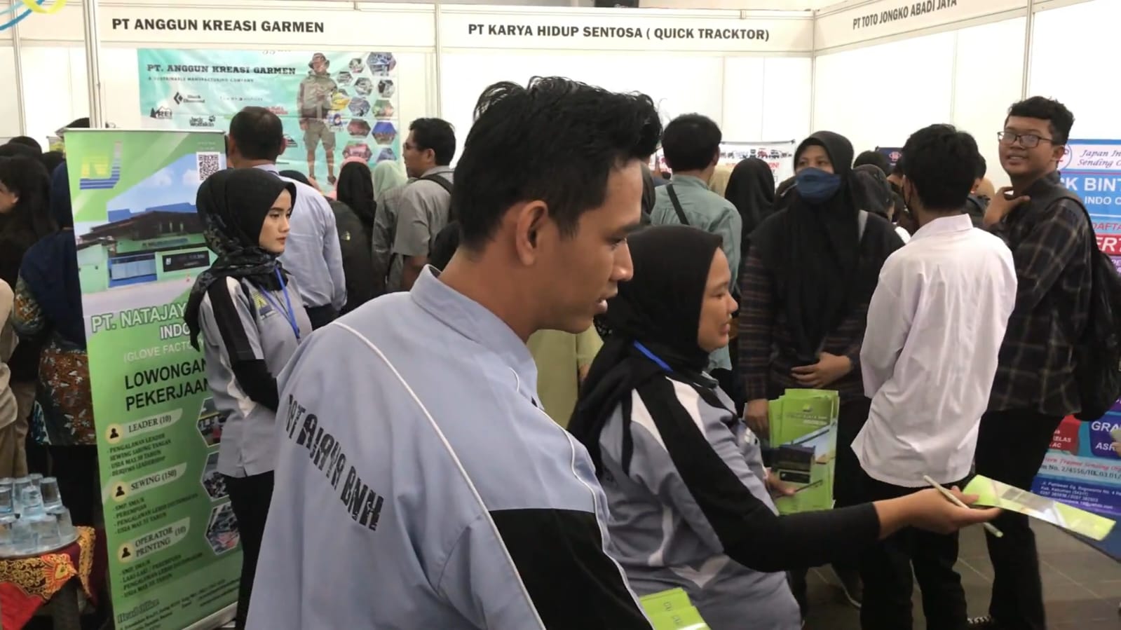 JOB FAIR: Para Pencaker mengunjungi booth perusahaan yang membuka lowongan pekerjaan di Kulon Progo.