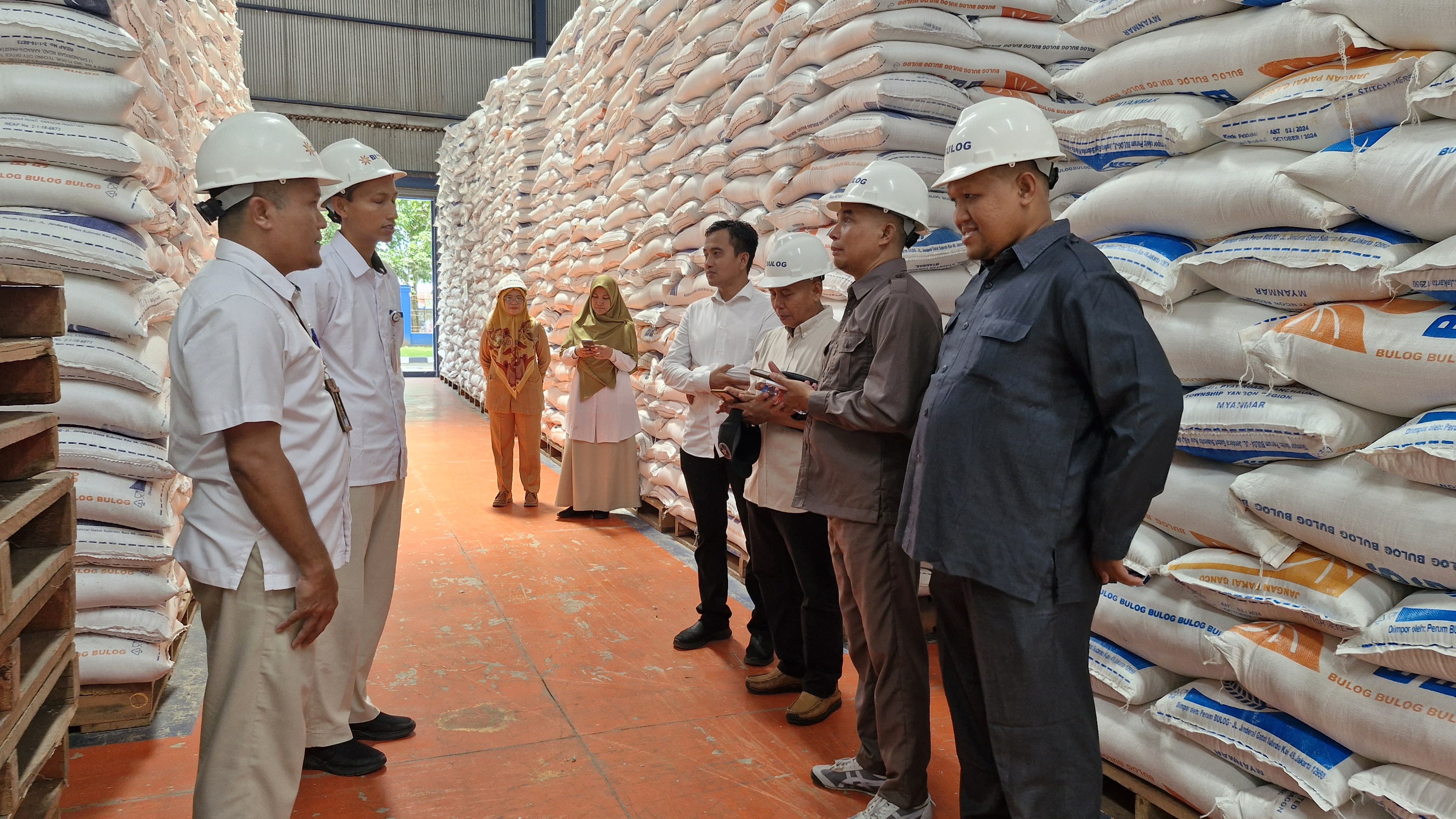 KUNJUNGAN: Anggota DPRD meninjau ketersedian beras di Gudang Bulog Triharjo.&nbsp;