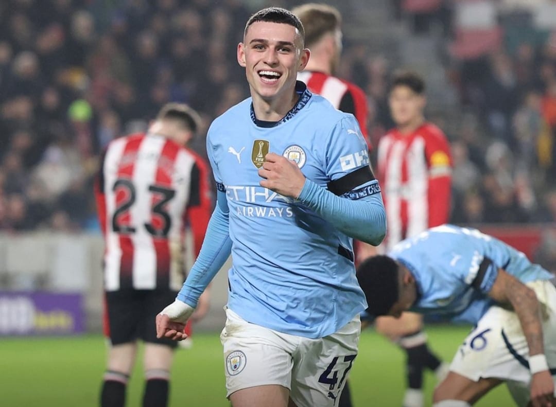 Selebrasi Phil Foden usai cetak gol ke gawang Brentford