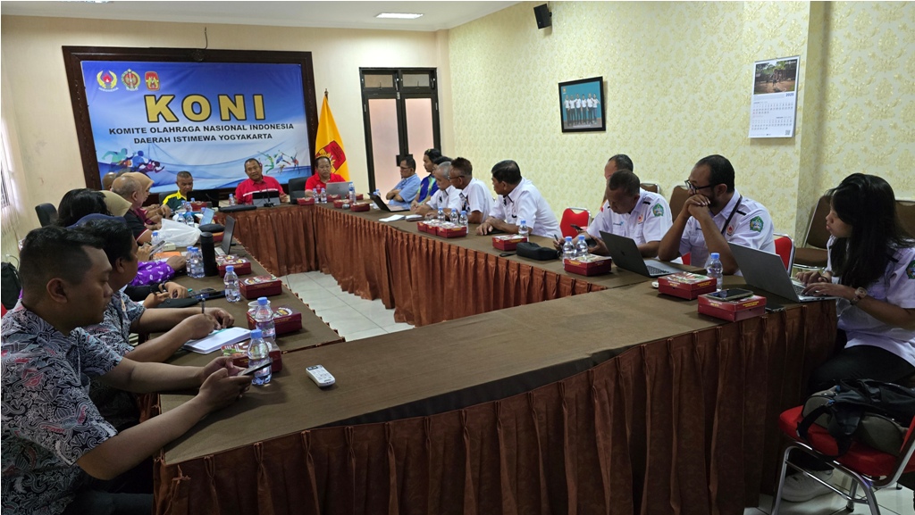 KOORDINASI: &nbsp;Jajaran Pengurus KONI DIJ saat melakukan pertemuan dengan para perwakilan kontingen untuk membahas proses entry by name di Kantor KONI DIY, Kamis (16/1).
