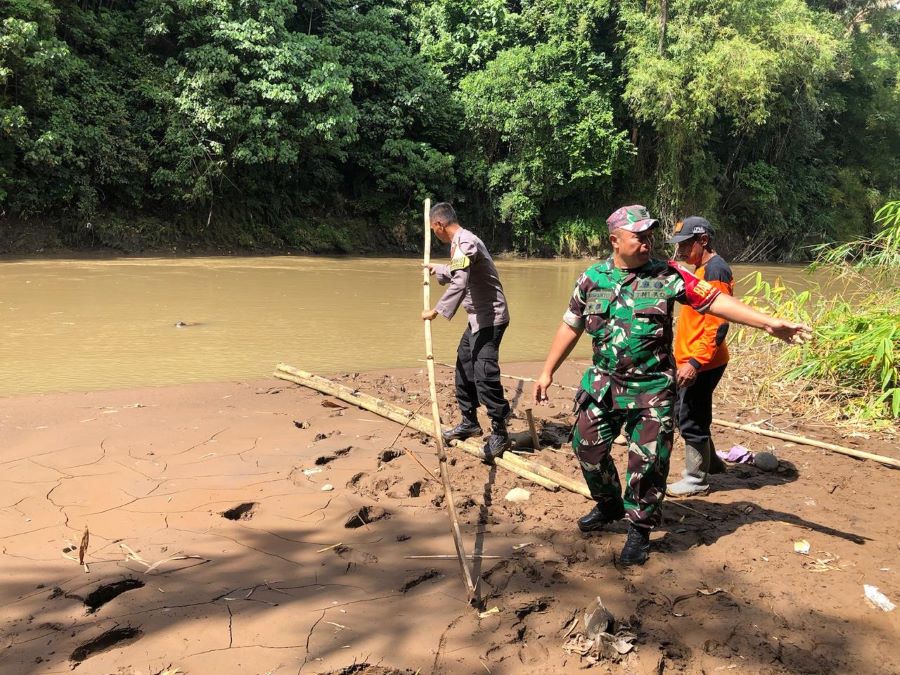 EVAKUASI: Tim gabungan berhasil mengevakuasi jenazah yang terapung di aliran Sungai Progo, Sawitan pada Kamis (16/1/2025).