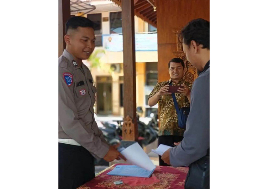 Polda DIY menyediakan layanan SIM keliling di kantor Kelurahan Condongcatur.