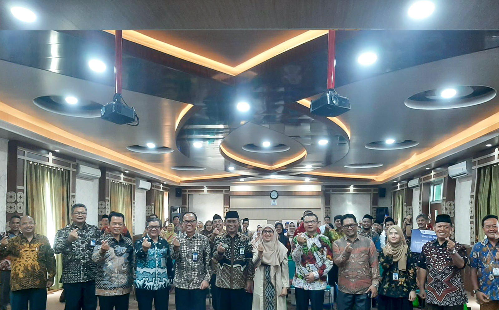 : Kepala BI Yk, Direktur Utama Bank BPD DIY dan jajaran Kantor Kemenag. DIY dalam acara bersama Program Penghimpunan ZIS.