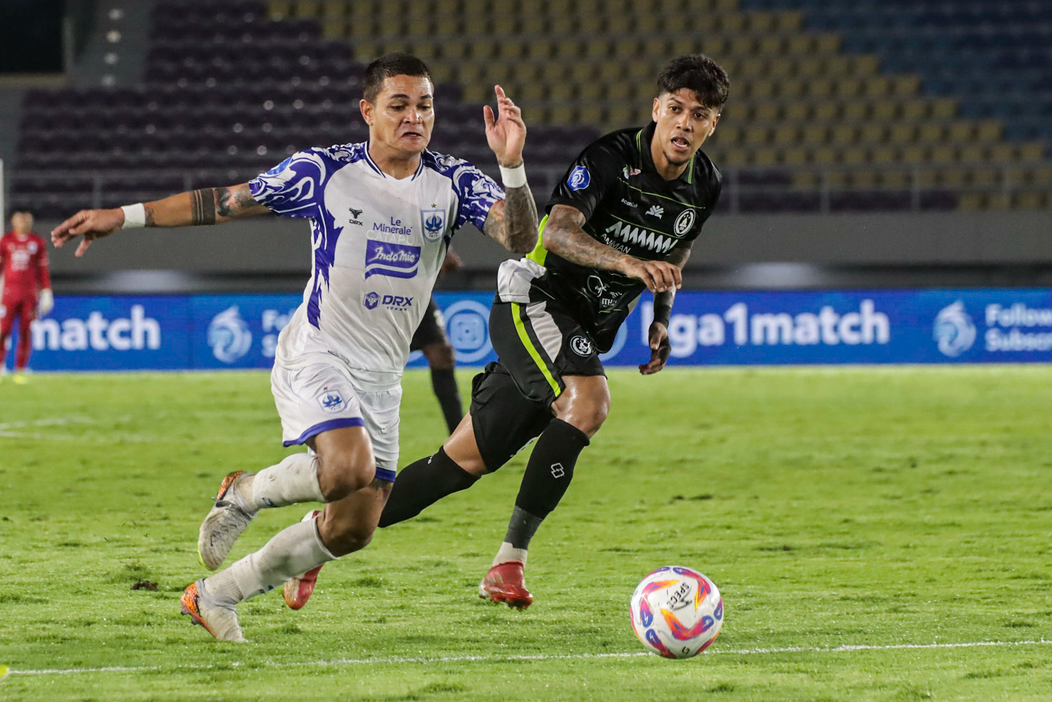 KETAT: Gelandang serang asing PSS Sleman Betinho (kanan) membayangi penyerang PSIS Semarang Gali Freitas dalam laga di Stadion Manahan Solo, 17 Desember lalu.