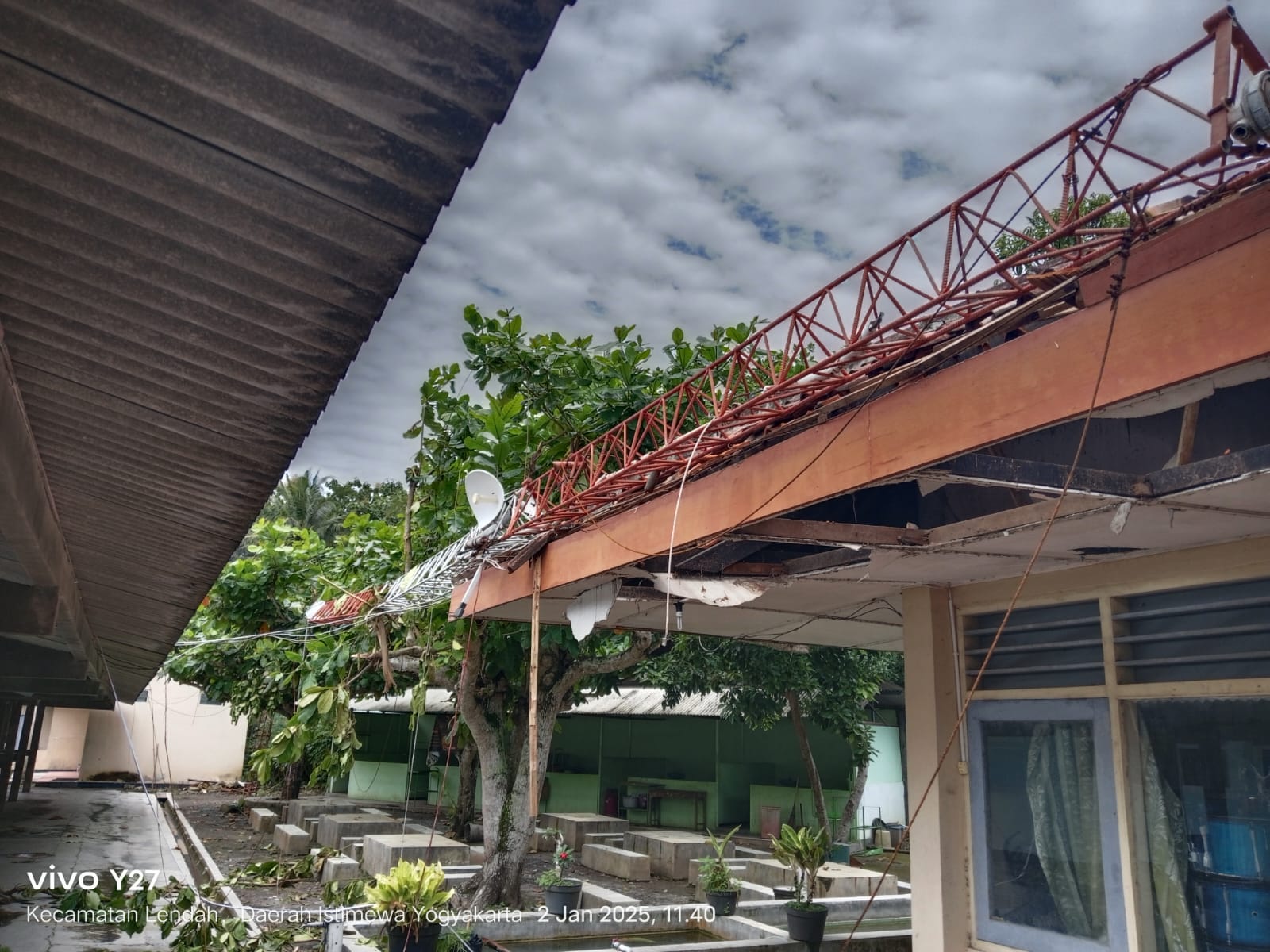 ANOM BAGASKORO/RADAR JOGJA  &nbsp;  RUSAK: Kepala Sekolah menunjukkan bangunan yang mengalami kerusakan.