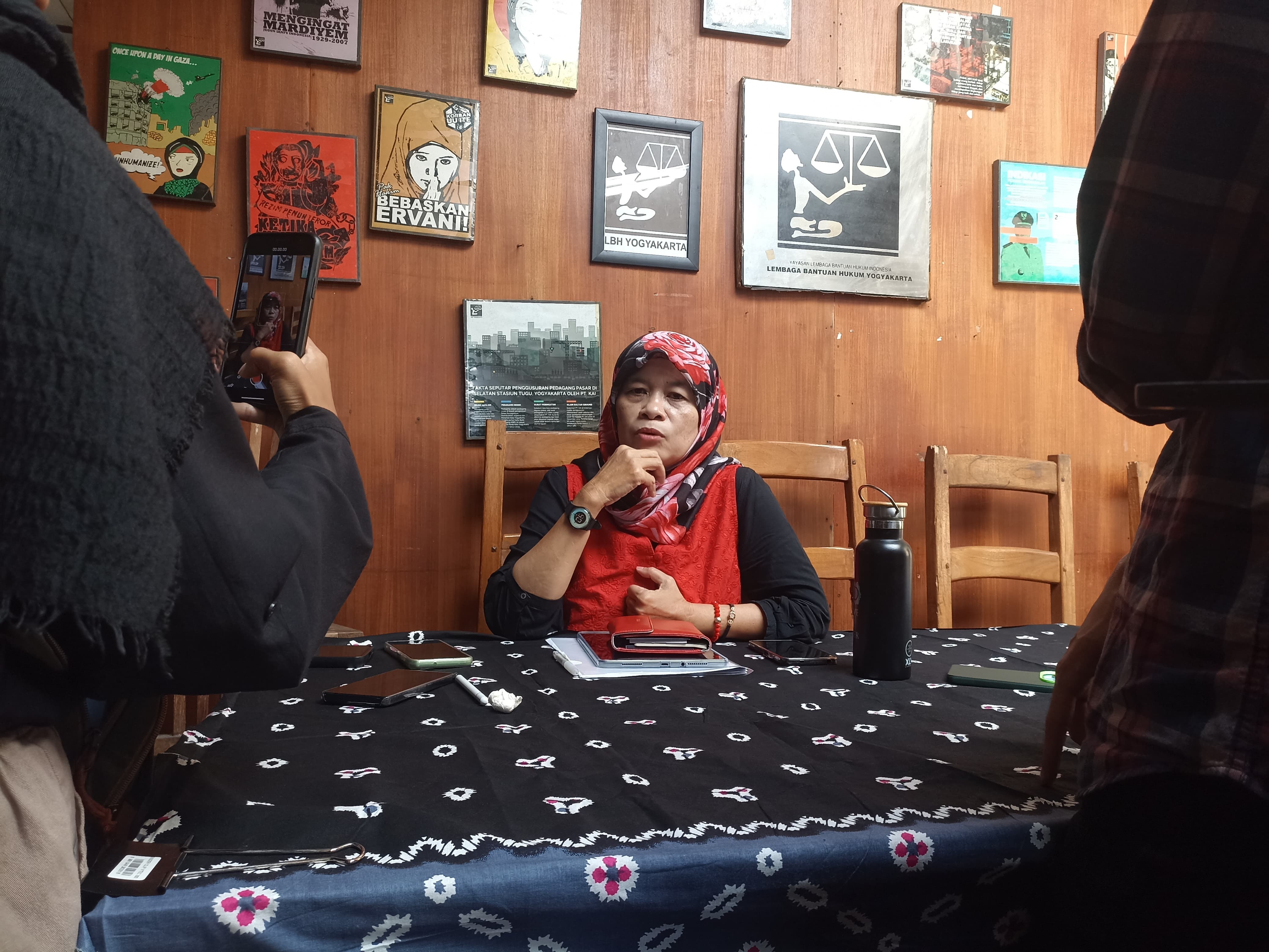 MERASA DIHAMBAT: Dosen Departemen Perikanan, Fakultas Pertanian UGM Noer Kasanah saat memberikan keterangan kepada wartawan di kantor LBH Jogja, kemarin (16/1).  &nbsp;