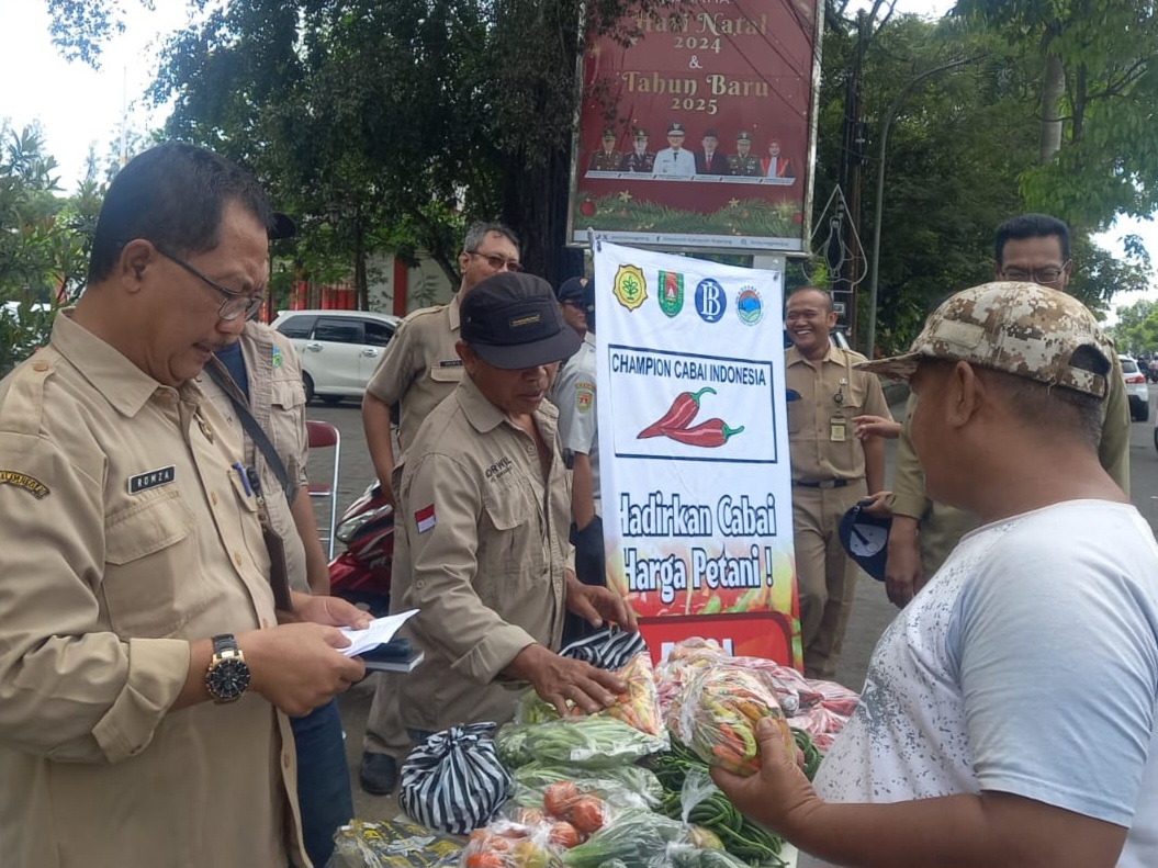 Dok: Prokompim Setda Kabupaten Magelang  &nbsp;  JUAL MURAH: Petani menjual cabai dengan harga yang murah di Lapangan drh Soepardi, Sawitan.