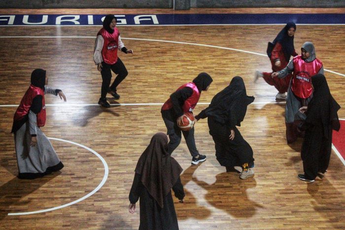 FLEKSIBEL: Kegiatan Muslimah Basketball Jogjakarta saat bermain basket namun tetap menggunakan pakaian syar&rsquo;i.