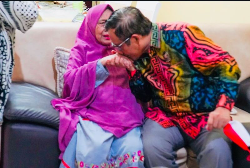 Ibunda Mahfud MD mantan Mentri (Menko Polhukam) bernama Hj. Khadijah meninggal dunia pada Jumat(17,1,2025).