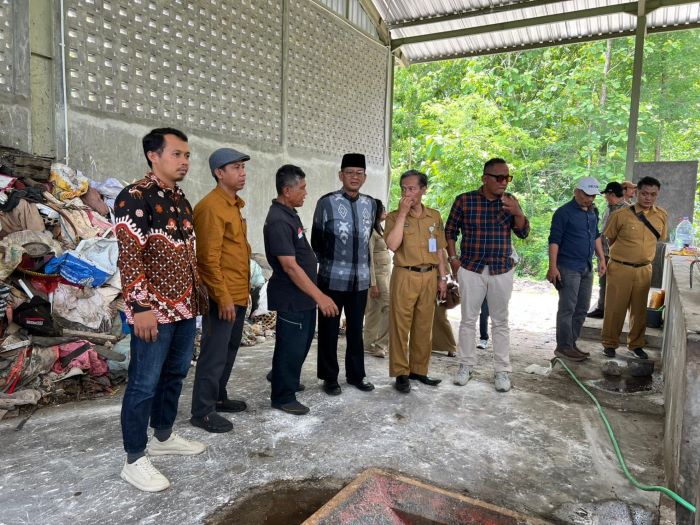 INSPEKSI MENDADAK: Anggota Komisi C DPRD Bantul saat mendatangi TPRS Dingkikan di Sedayu Jumat (17/1/2025).