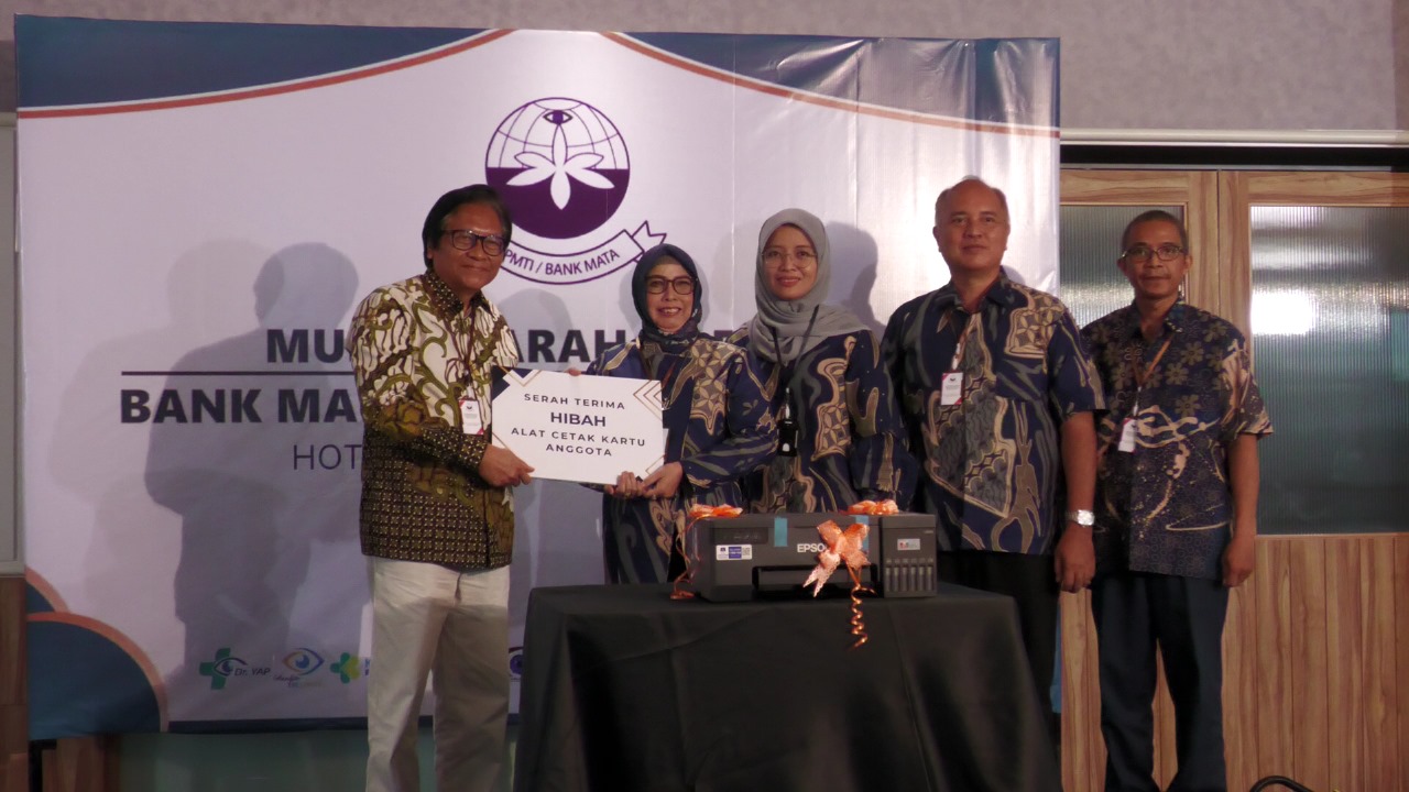 Inneke Yonilestari saat meghibahkan alat cetak kartu anggota donor kurnea kepada pengurus Perhimpunan Penyantun Mata Tunanetra Bank Mata Cabang Jogjakarta, pada saat Musda 4 agustus 2024.