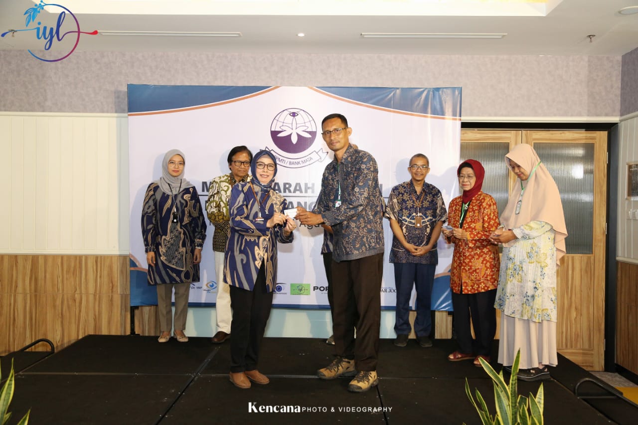Inneke Yonilestari saat menyerahkan ID atau kartu anggota para calon pendonor kornea, Agustus 2024.