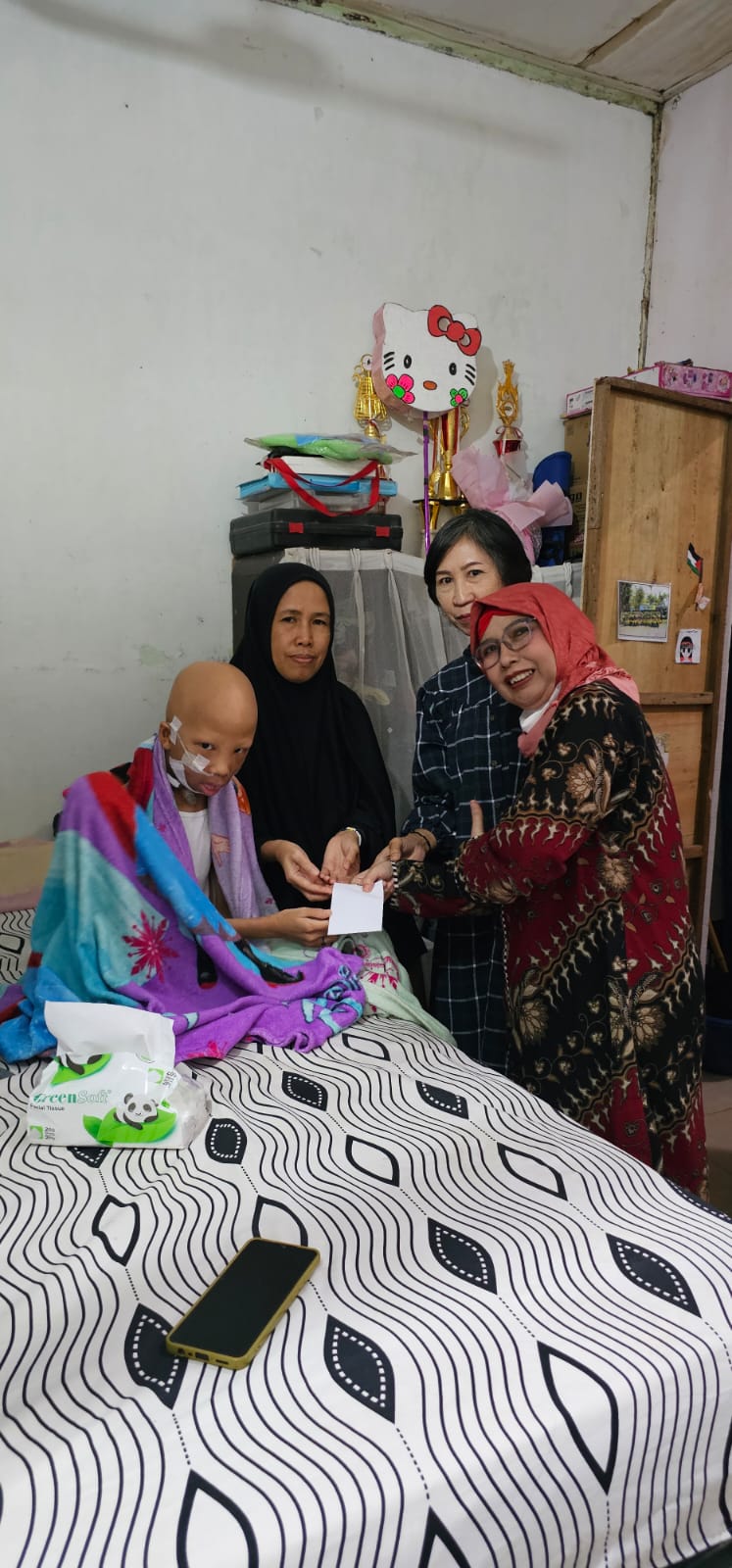 Inneke Yonilestari saat menyerahkan bantuan kepada pasien Arsya Meida Hanifahm penderita kanker kelenjar ludah