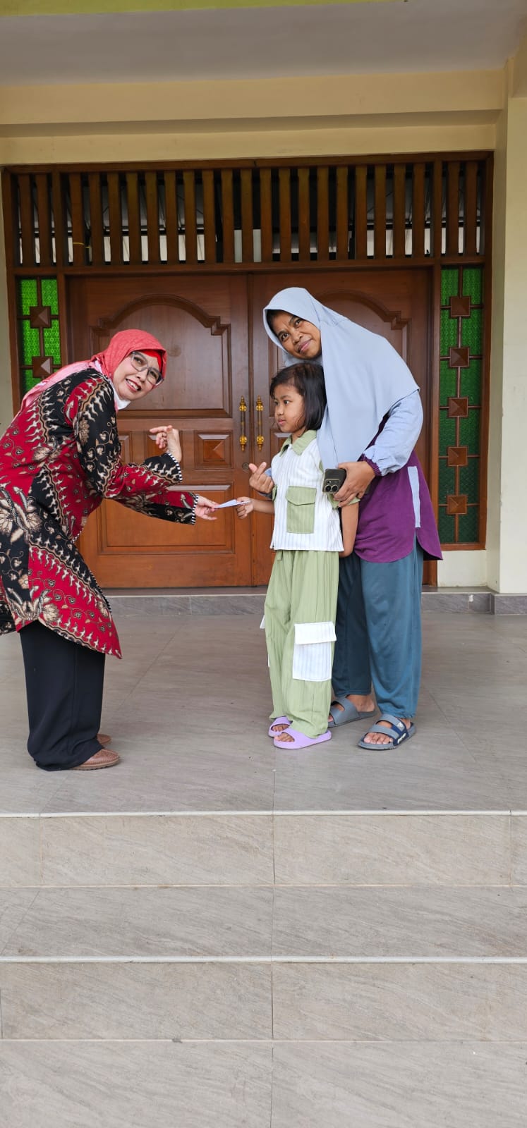 Inneke Yonilestari menyerahkan donasi pribadi kepada Ananda Awis Saputri, pasien kanker darah anak