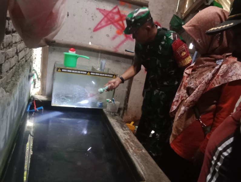 SINERGI : Babinsa dan Bhabinkamtibmas ikut berbaur dalam pelaksanaan pemberantasan sarang nyamuk (PSN). (Dokumentasi Polres Kebumen)