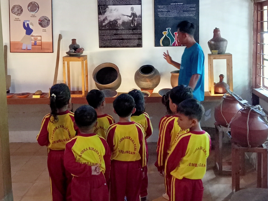 TEROBOSAN BARU : Desa Pejagatan, Kecamatan Kutowinangun membuka paket wahana edukasi tanah liat. Daya tarik desa ini kemudian disambut antusias masyarakat.